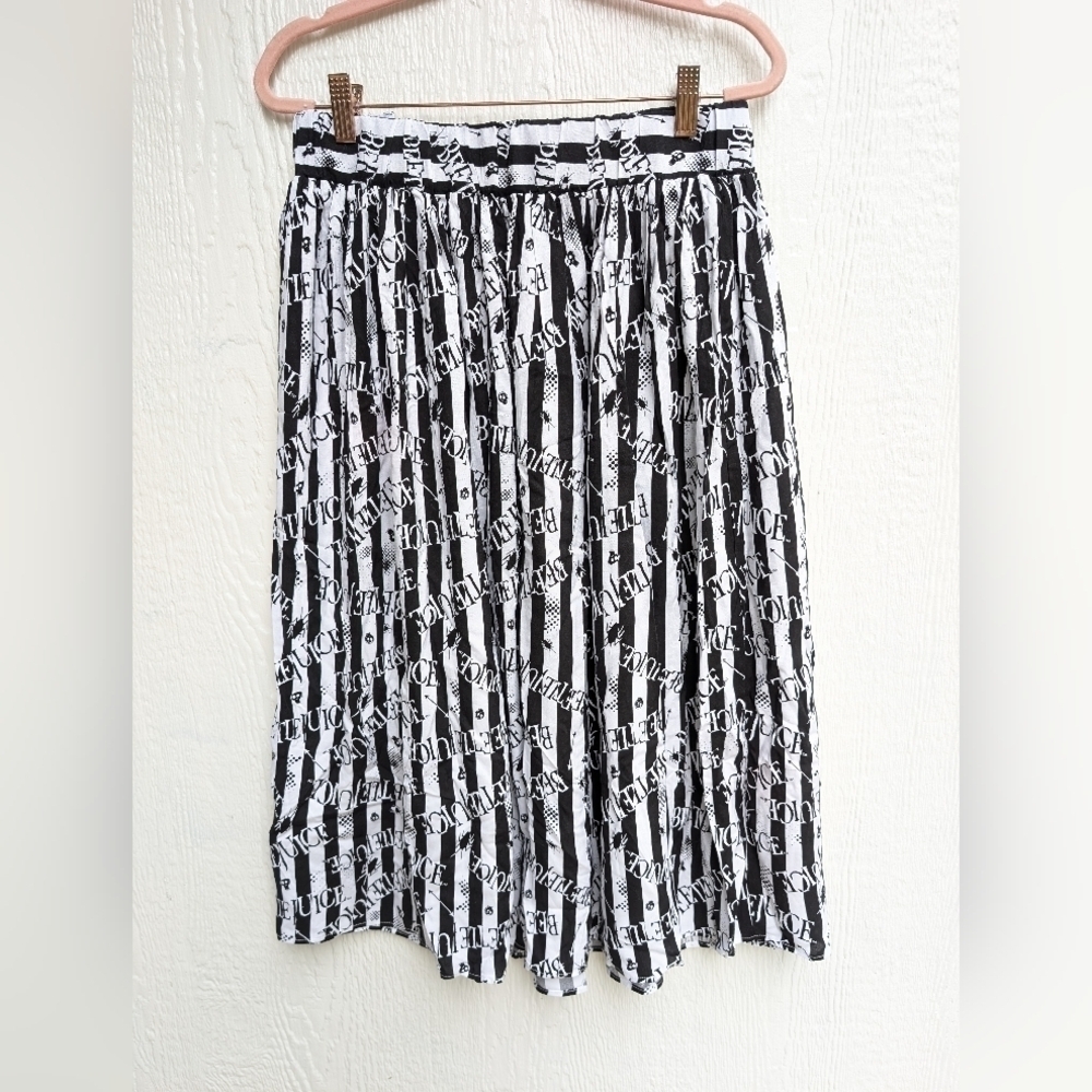 NWT Torrid Beetlejuice Skater Knee Length Skirt With Pockets Plus Size 4X - Picture 2 of 7